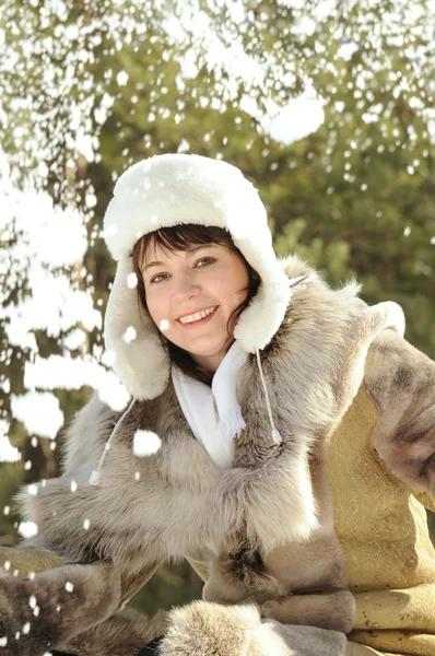 De vrouw in de winter — Stockfoto