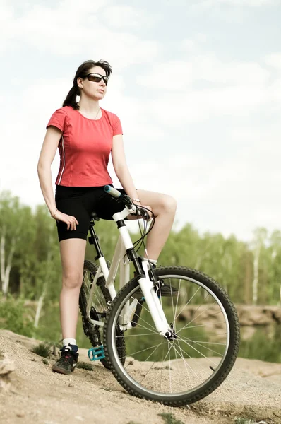 Beautiful woman bicyclist — Stock Photo, Image