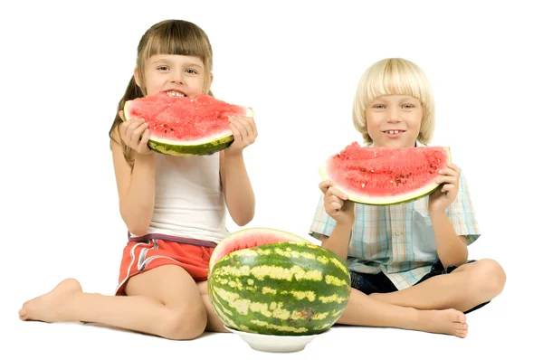 Kinderen met watermeloen — Stockfoto