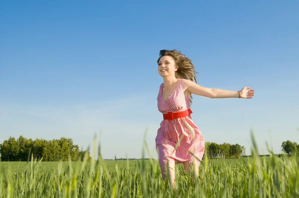 Красивая женщина бежит по поляне — стоковое фото
