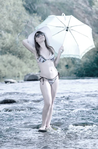 Chica en el río — Foto de Stock