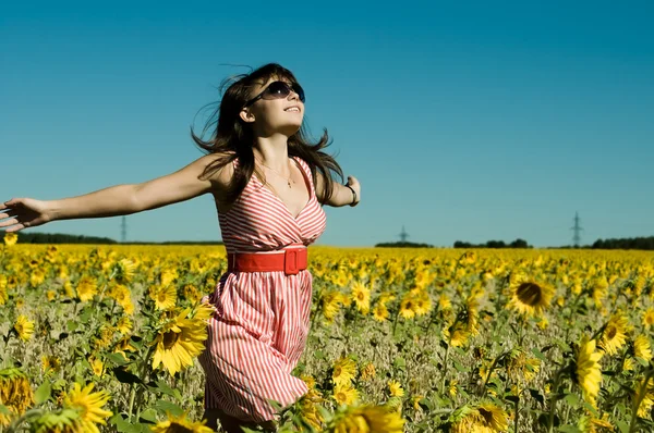 Krásná žena běží na na mýtině — Stock fotografie
