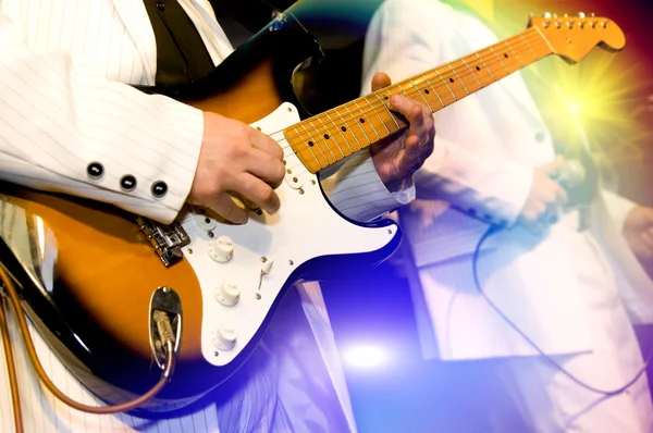 Guitarrista toca um electroguitar — Fotografia de Stock