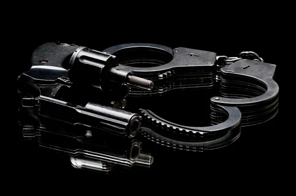 Pistol with handcuffs — Stock Photo, Image