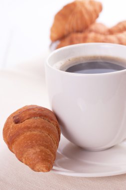 Kahvaltıda kruvasan ve kahve.