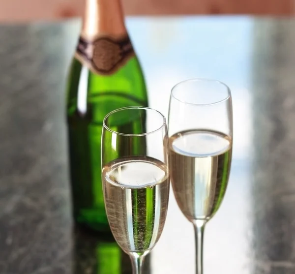 Két pohár pezsgőt és üveg — Stock Fotó
