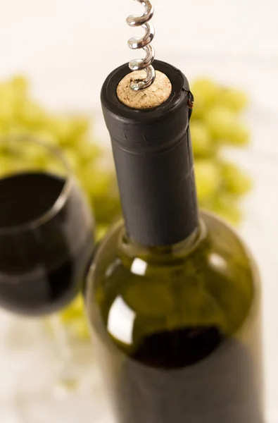 Garrafa de vinho tinto com vidro — Fotografia de Stock