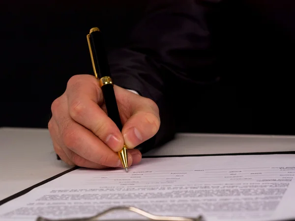 Affärsman som sitter med dokument tecken upp kontrakt — Stockfoto