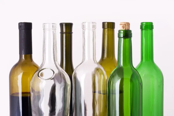 Beyaz arka plan üzerinde izole şarap şişeleri yakın çekim — Stok fotoğraf