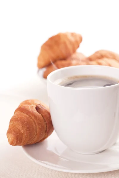 Ontbijt met croissants en koffie — Stockfoto