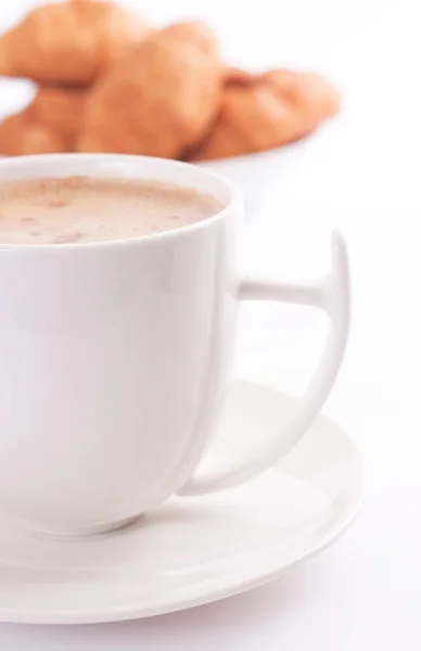 Reggeli croissant-nal és kávéval — Stock Fotó