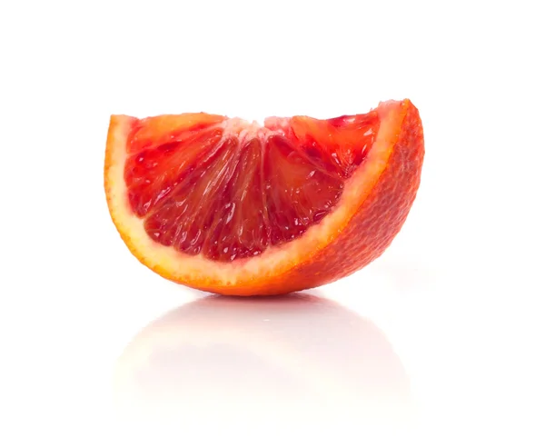 Pedaço de laranja isolado em branco — Fotografia de Stock