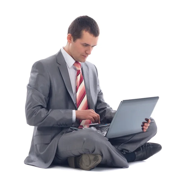 Jovem homem de negócios feliz trabalhando em um laptop — Fotografia de Stock
