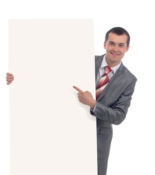 :Feliz sorridente jovem homem de negócios mostrando placa em branco — Fotografia de Stock
