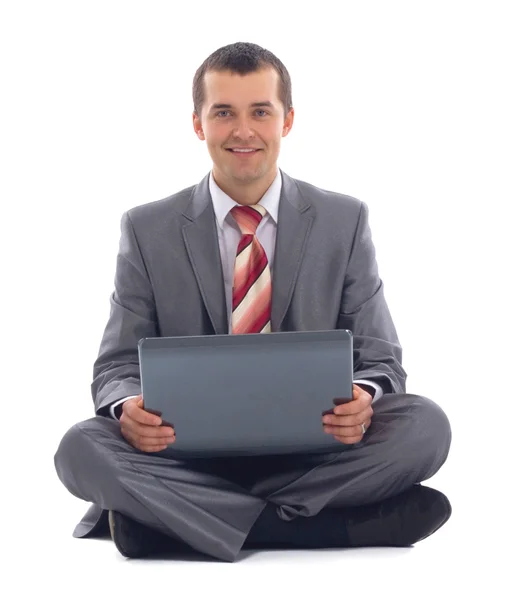 Heureux jeune homme d'affaires travaillant sur un ordinateur portable — Photo
