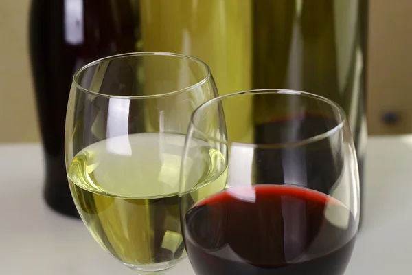 Konst vin glas på bordet — Stockfoto