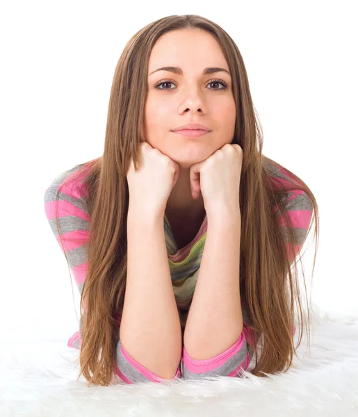 Portrait of a smiling young woman lying on the floor — Stock Photo, Image