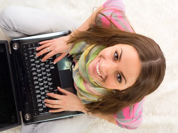 Mujer feliz estudiante con un ordenador portátil y cuadernos —  Fotos de Stock