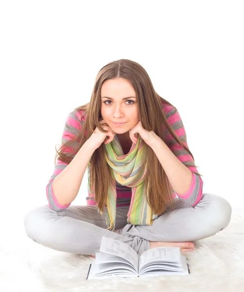 幸せの女子学生はラップトップおよびノートブックで — Stockfoto