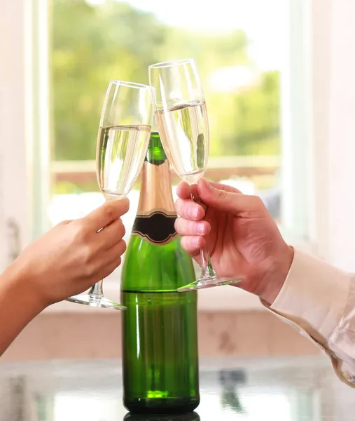Imagen de manos humanas sosteniendo las copas de champán haciendo un brindis —  Fotos de Stock