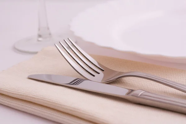 De instelling van een elegant diner tabel — Stockfoto