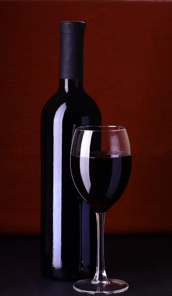 Kırmızı şarap ve cam şişe — Stok fotoğraf