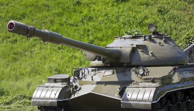 yeşil zemin üzerine Sovyet tank