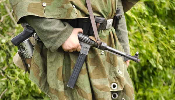 Немецкий солдат держит MP- 40 — стоковое фото