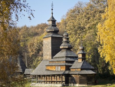 eski ahşap kilise sonbahar manzara arka planda