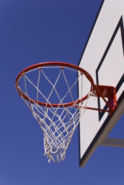 Basketbol potası mavi gökyüzüne karşı