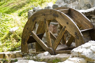 tahta tekerlek ve taş duvarlar ile eski watermill