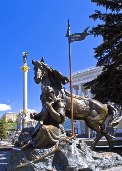 Denkmal für Kiewer Stadtgründer befindet sich "Unabhängigkeitsplatz" ki — Stockfoto