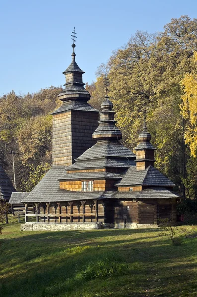 Igreja de madeira velha nas montanhas dos Cárpatos — Fotografia de Stock