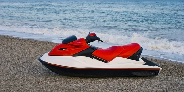 红色摩托艇在滩海 — 图库照片