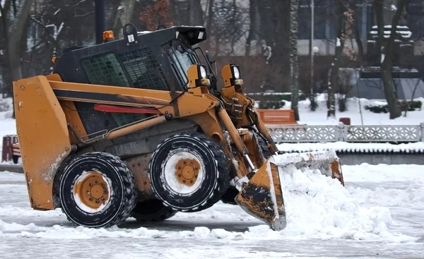 Grävmaskin rensar snö på gatorna i kiev Ukraina — Stockfoto