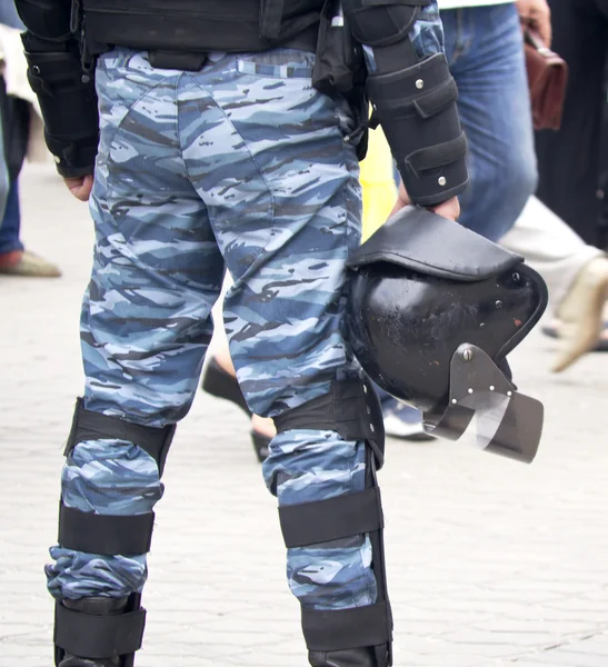 Capacete em um policial na rua — Fotografia de Stock