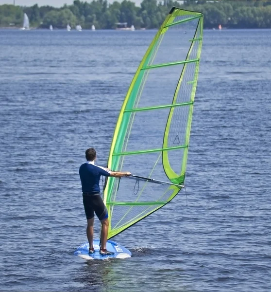 Un hombre haciendo windsurf en el estanque privado — Foto de Stock