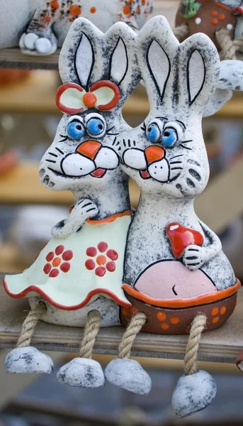 Dwa króliki z gliny rzeźby sztuki ludowej — Zdjęcie stockowe