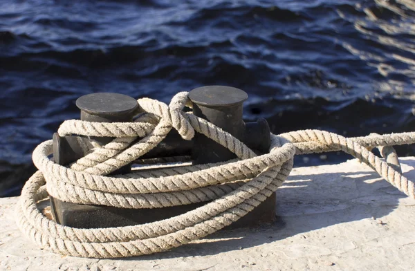 Boats and docks to which ropes are tied — Stock Photo, Image