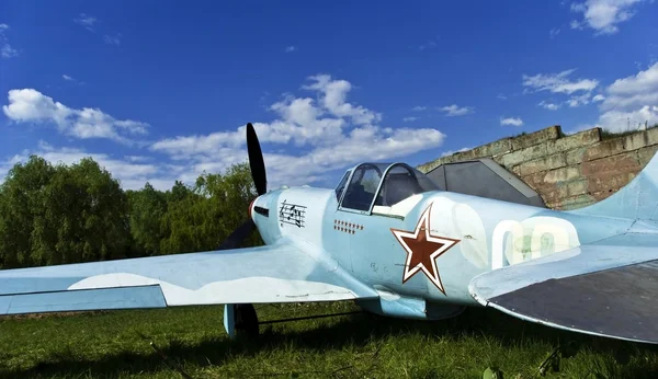 Старый советский самолет на фоне неба — стоковое фото