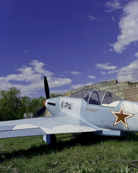 Altes Flugzeug auf einem Hintergrundhimmel — Stockfoto