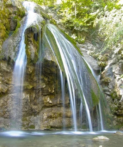 Cascada de montaña en las montañas de Crimea, Ucrania — Foto de Stock