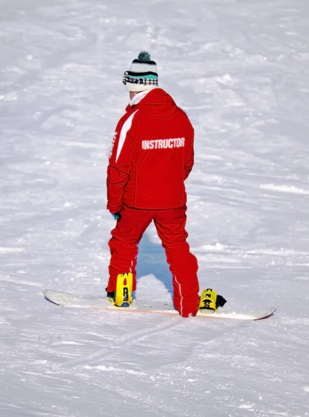 Instrutor de esqui em uma encosta de montanha — Fotografia de Stock