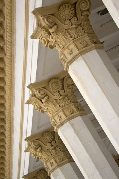 Säulen des Pavillons der Hauptausstellung der Ukraine — Stockfoto