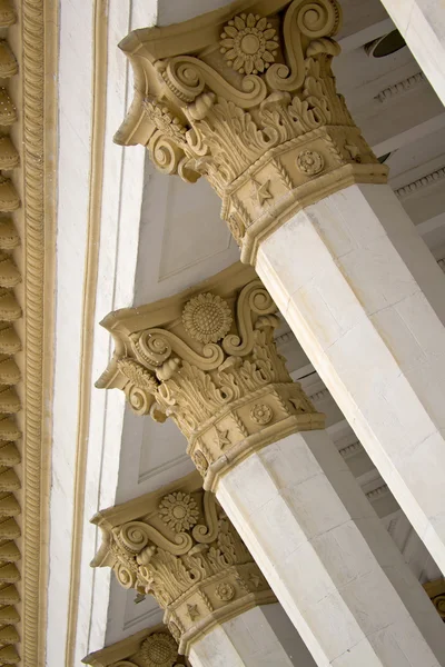 Säulen des Pavillons der Hauptausstellung der Ukraine — Stockfoto