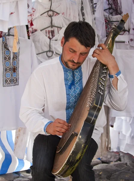 Man playing the bandura — Stock Photo, Image