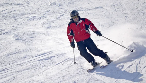 Mannen ner i backen på skidor — Stockfoto