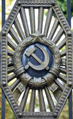 eski kapısında Sovyetler Birliği'nin simgeleri