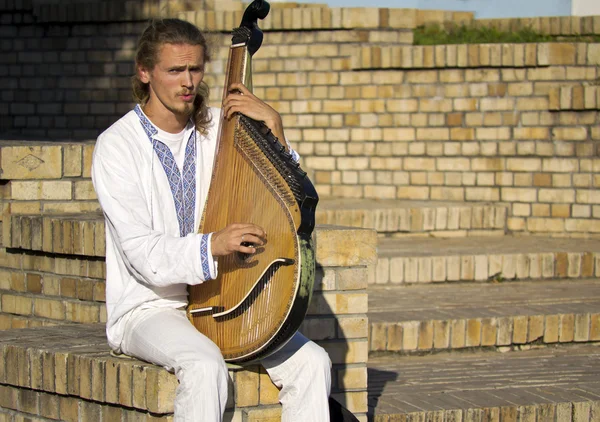 KIEV, UKRAINE - August 24: Street musician on the street, playin — Stock Photo, Image