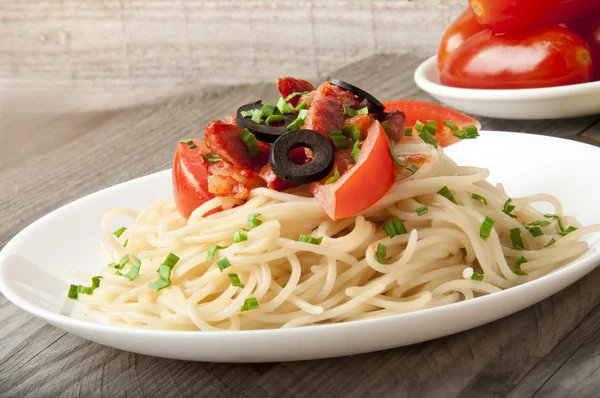 Makaron spaghetti z sosem pomidorowym wołowym — Zdjęcie stockowe